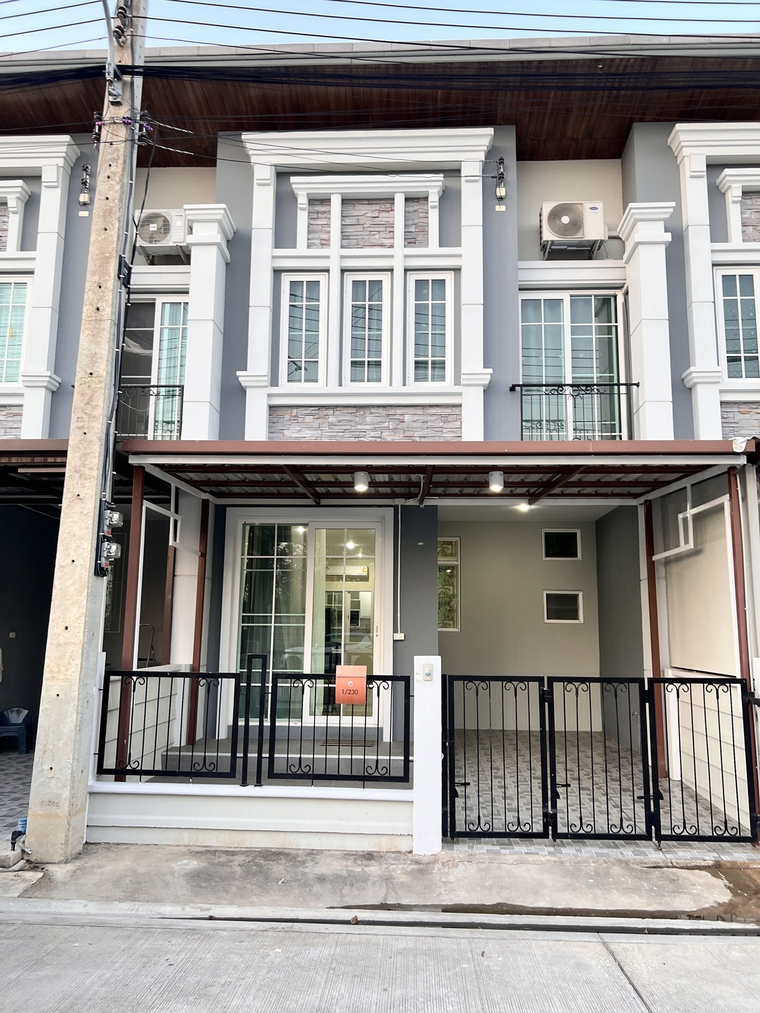 ให้เช่าทาวน์โฮม 2 ชั้น พร้อมเฟอร์นิเจอร์ ทำเลรวมโชค ใกล้มีโชคพลาซ่า A3-T0096