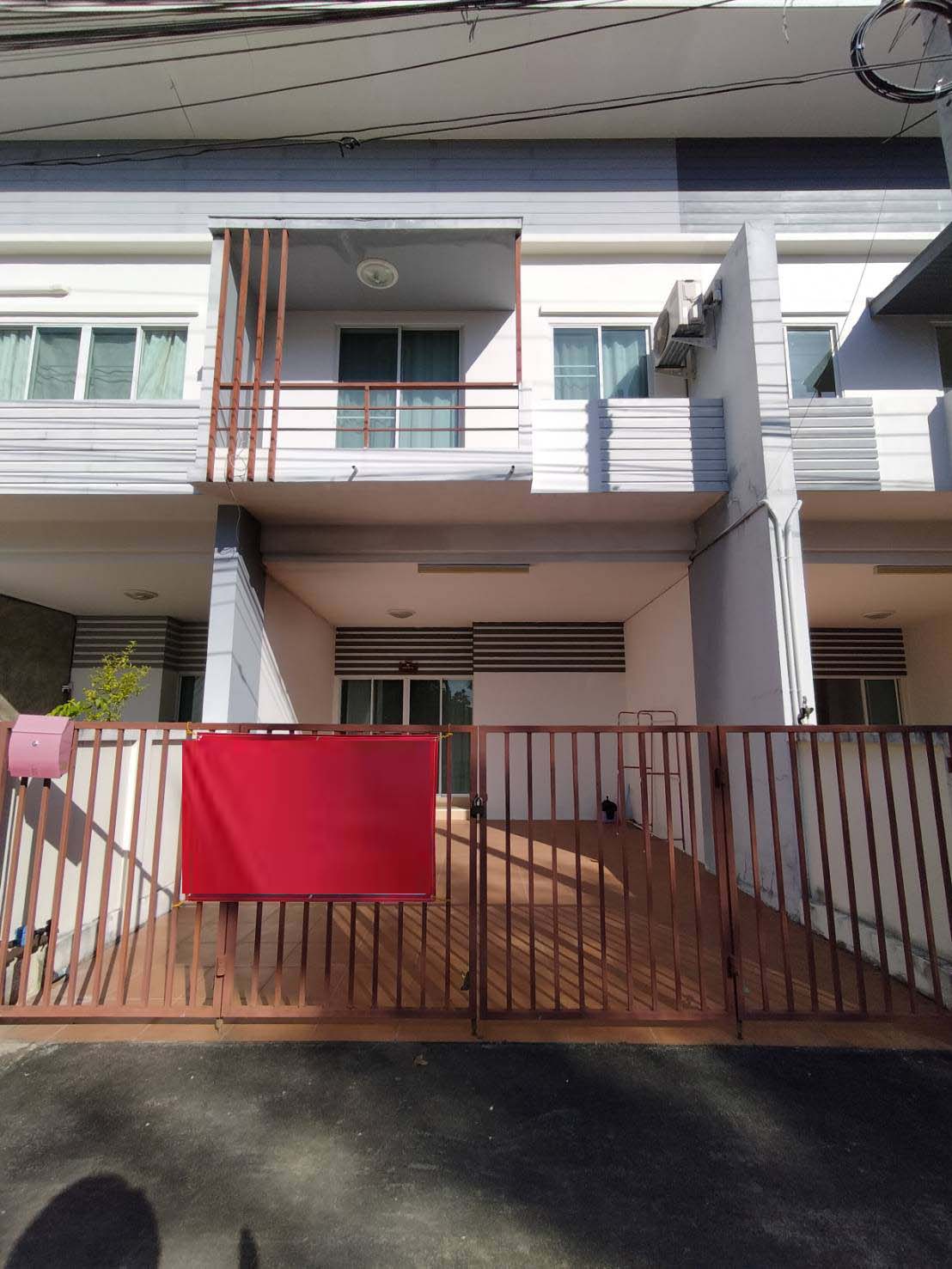 ให้เช่าทาวน์โฮม 2 ชั้น พร้อมเฟอร์นิเจอร์ ใกล้โซนรวมโชค   A4-T0065
