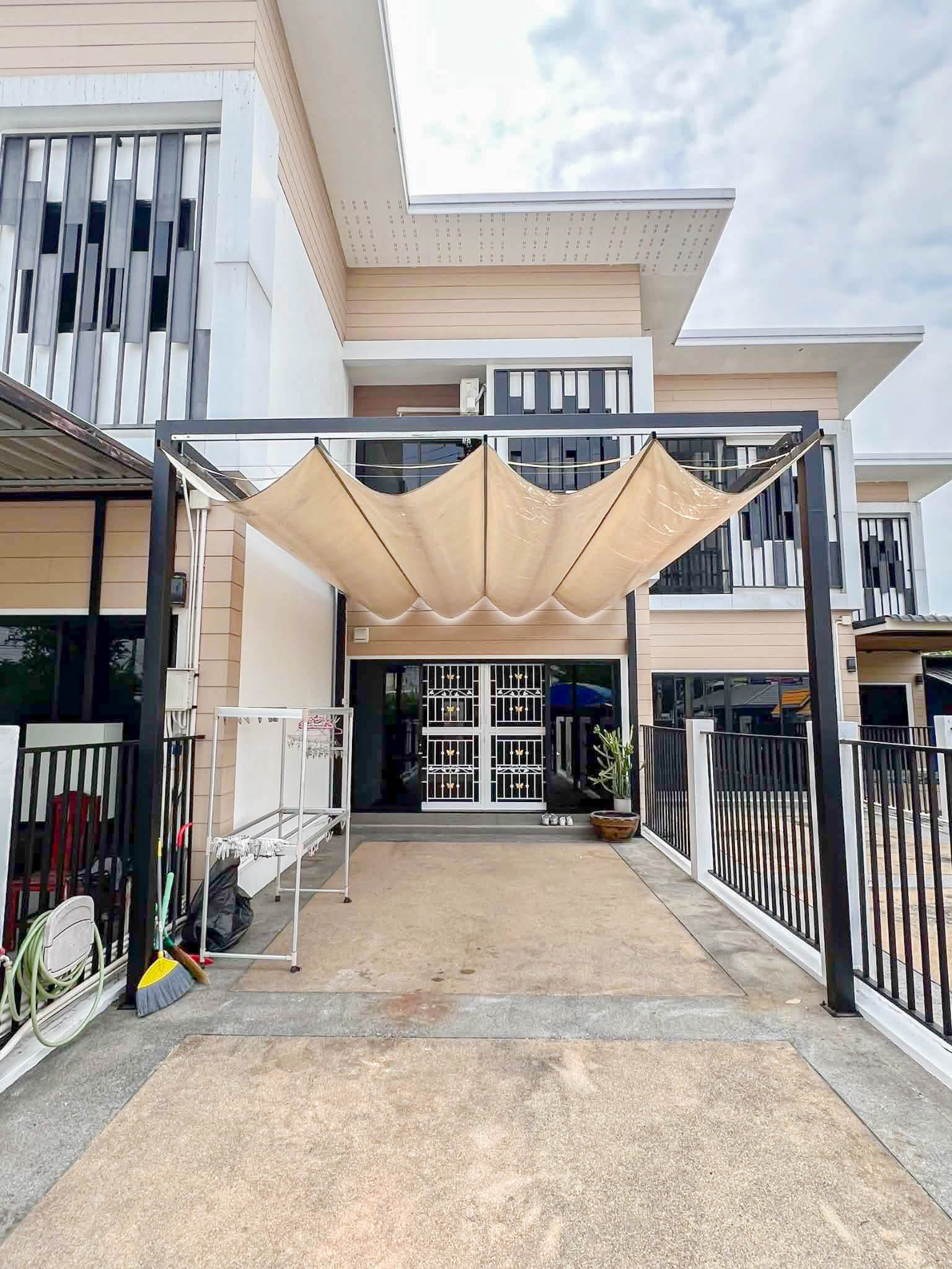 ทาวน์โฮม 2 ชั้น ทำเลหนองป่าครั่ง เชียงใหม่ ใกล้โรงเรียนและแหล่งอำนวยความสะดวก ราคาเพียง 15,000 บาท/เดือน A5-T0255