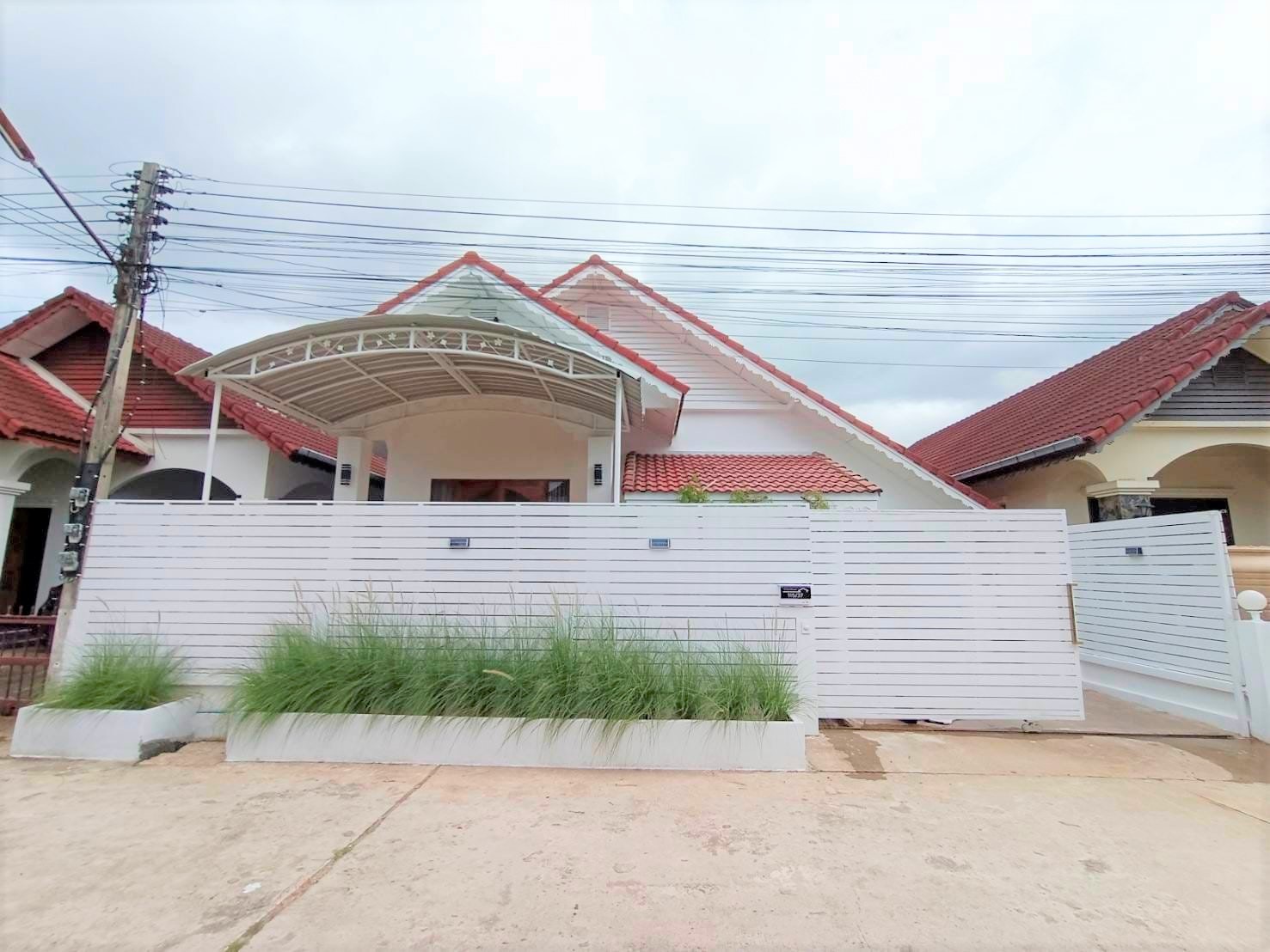 บ้านเดี่ยวชั้นเดียวในหมู่บ้าน ทำเลท่าวังตาล สารภี เชียงใหม่ พร้อมเฟอร์นิเจอร์ ราคาเพียง 19,000 บาท/เดือน   A6-H0389
