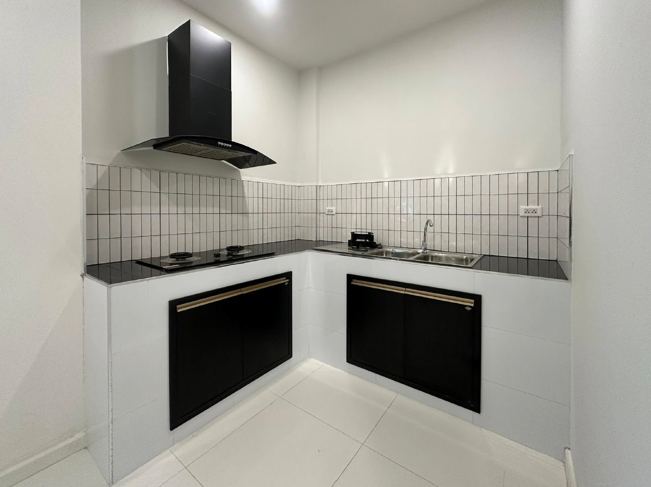 ให้เช่าทาวน์โฮม 3 ชั้น ใกล้มหาวิทยาลัยเชียงใหม่ #เมืองเชียงใหม่   บ้านนอกโครงการ A8-T0257