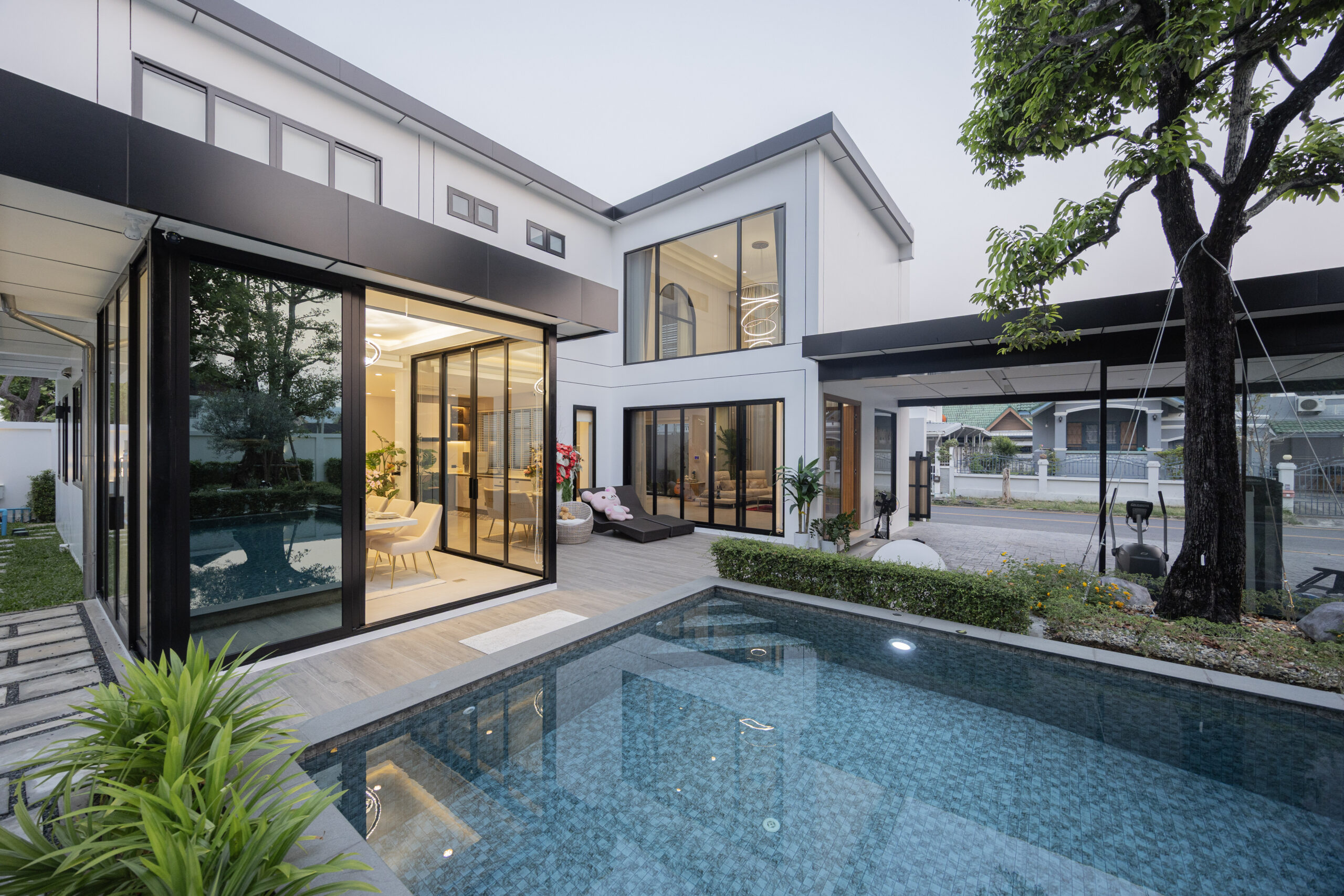 Pool Villa 2 ชั้น บ้านหรูสไตล์โมเดิร์น พร้อมสระว่ายน้ำในตัว ใกล้เซ็นทรัลแอร์พอร์ตและสนามบิน A8-V0051