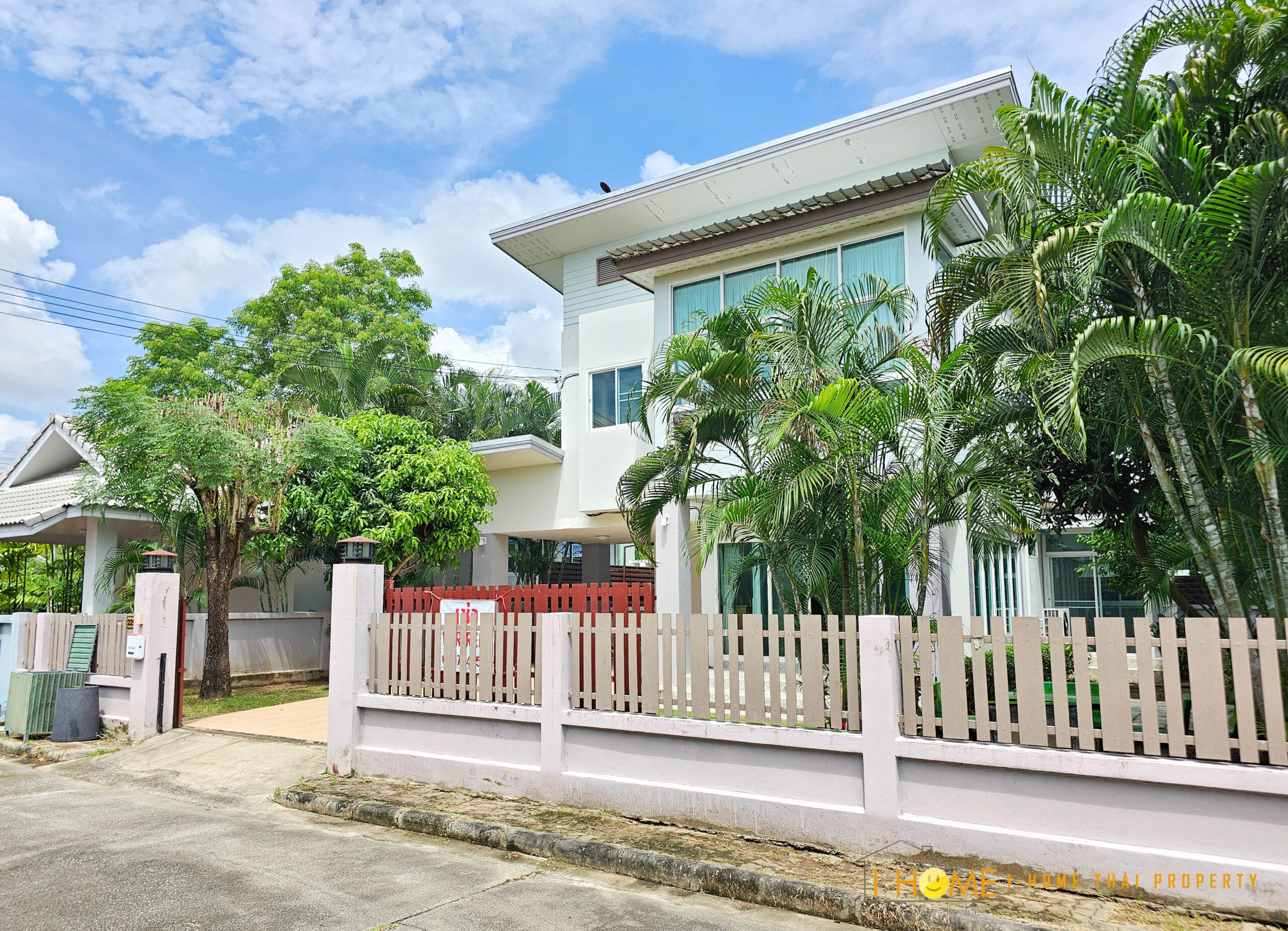 บ้านเดี่ยว 2 ชั้น บ้านหลังใหญ่ในหมู่บ้าน ใกล้กาดฝรั่งหางดง AHD-H0914