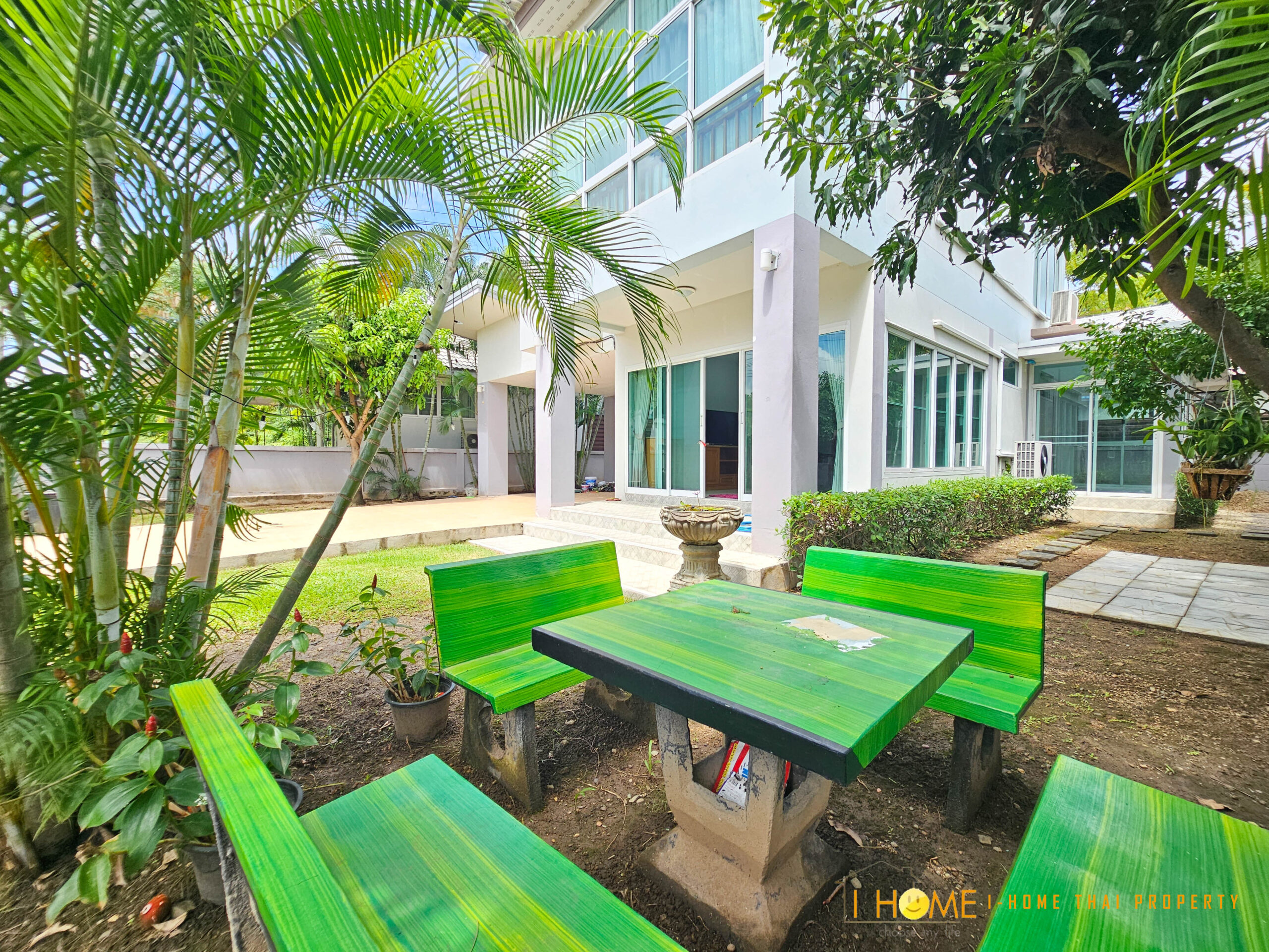 บ้านเดี่ยว 2 ชั้น บ้านหลังใหญ่ในหมู่บ้าน ใกล้กาดฝรั่งหางดง AHD-H0914