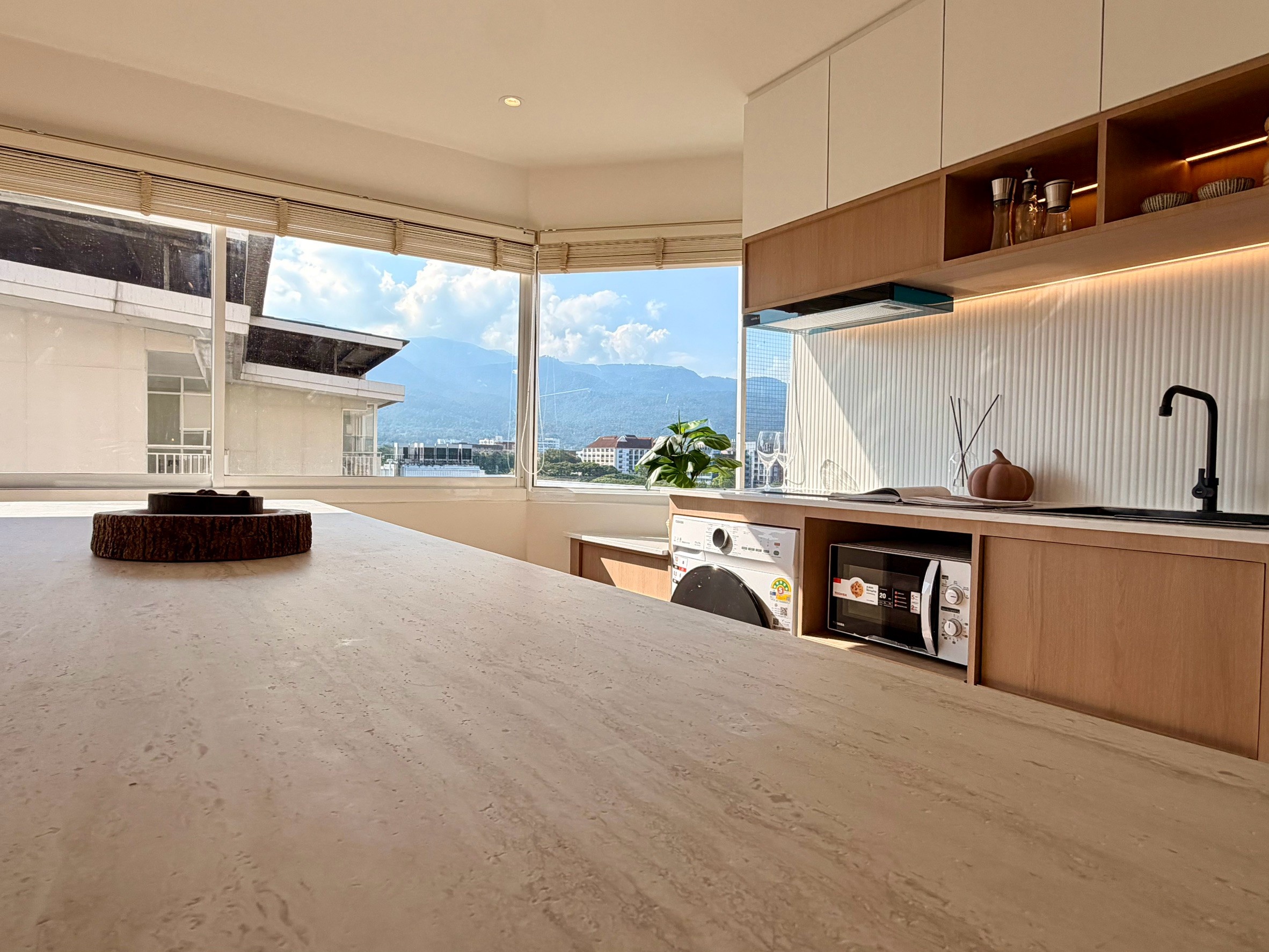 ขายคอนโดรีโนเวทใหม่ 2 ห้องนอน ย่านนิมมาน–สุเทพ เชียงใหม่ พร้อมเฟอร์นิเจอร์! C8MG100780
