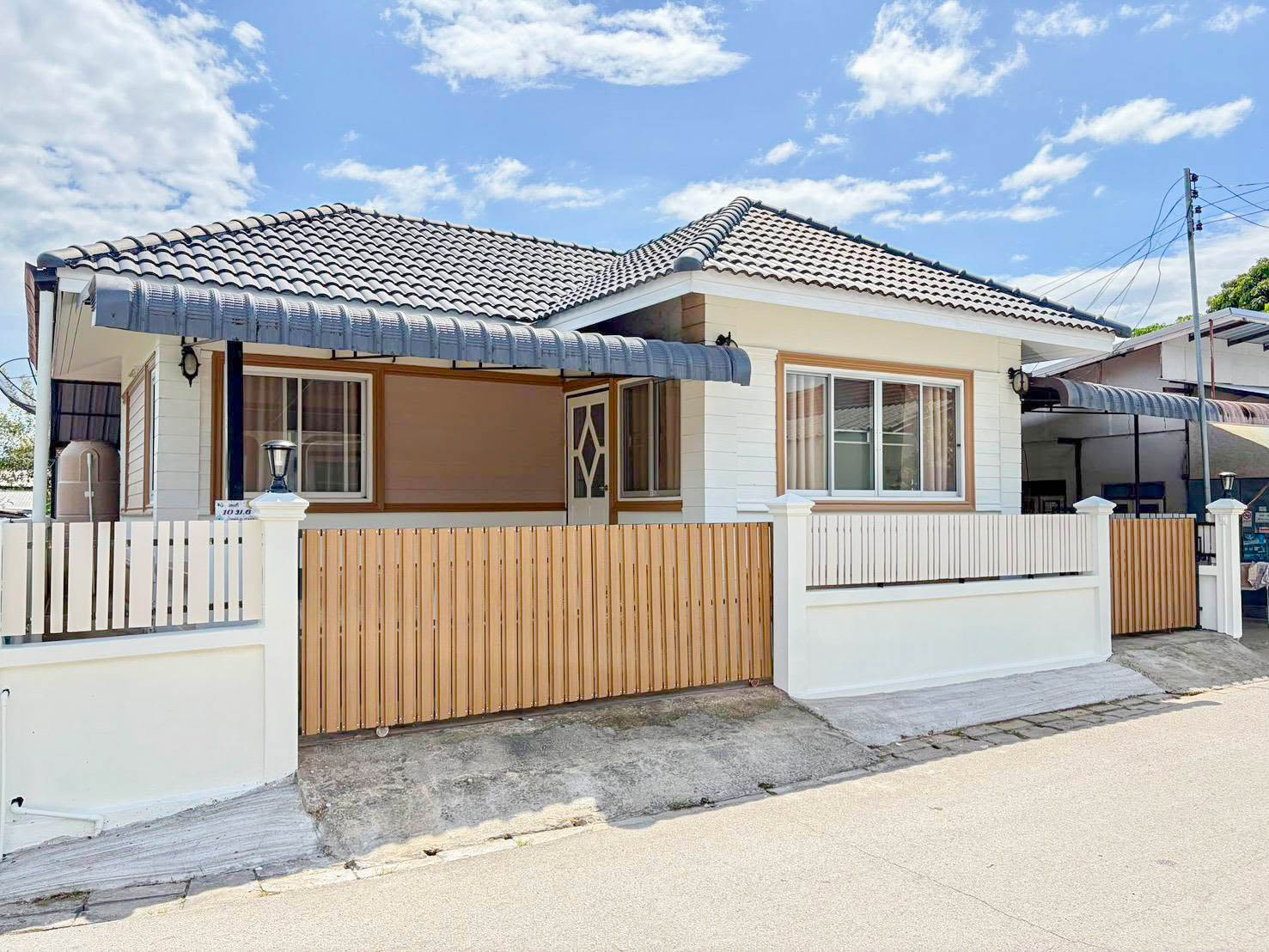ขายบ้านเดี่ยวชั้นเดียว บ้านมือสองรีโนเวทใหม่ นอกโครงการ ทำเลน้ำแพร่ หางดง เชียงใหม่ #หางดง ราคาเพียง 1.29 ล้านบาท ฟรีโอน CHD101880